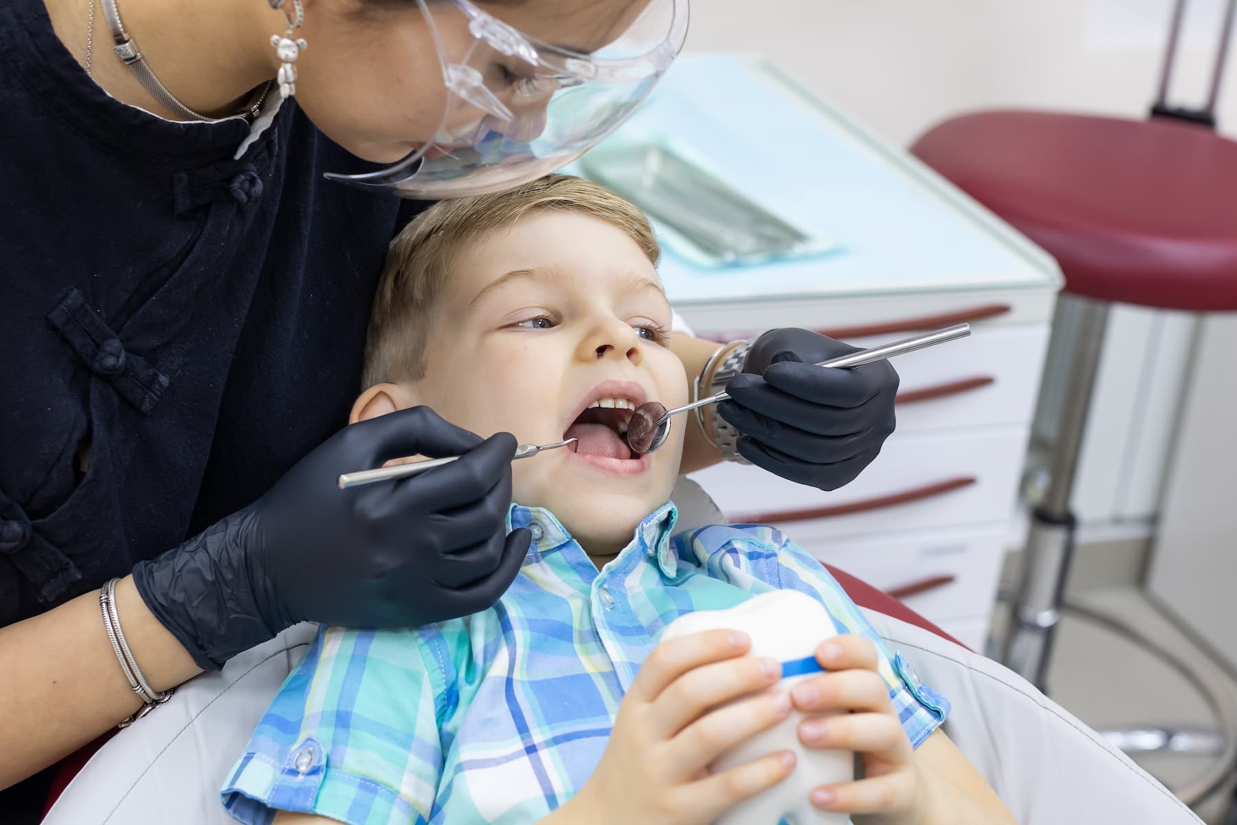 Лечение зубов детям в Красноярске: заботимся о здоровой улыбке с ранних лет!