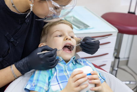 Лечение зубов детям в Красноярске: заботимся о здоровой улыбке с ранних лет!