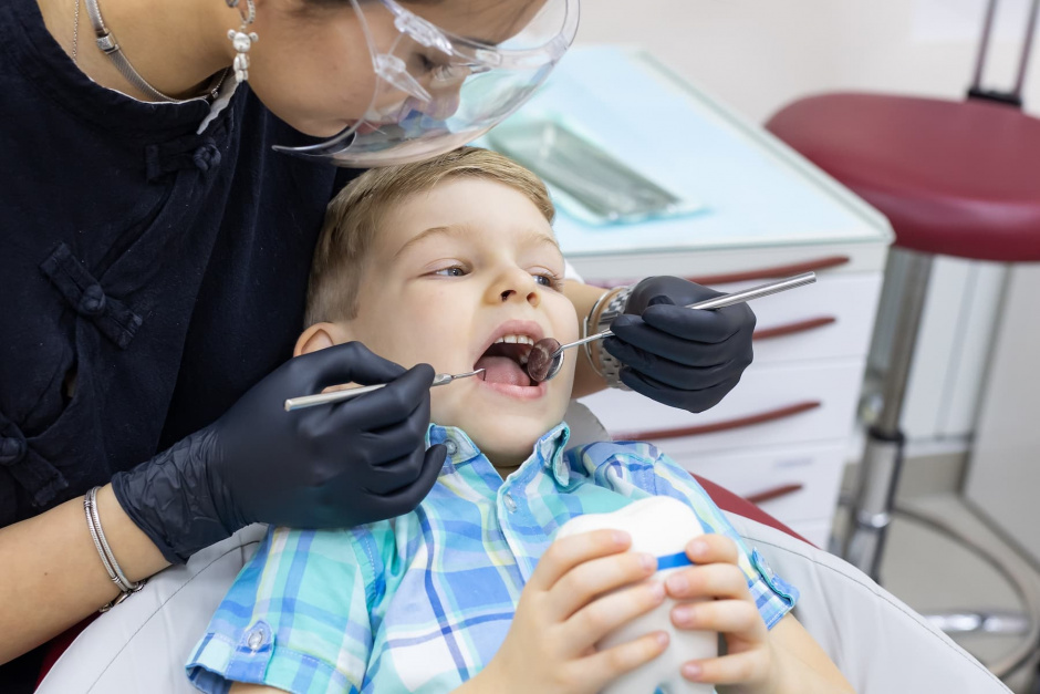 Лечение зубов детям в Красноярске: заботимся о здоровой улыбке с ранних лет!